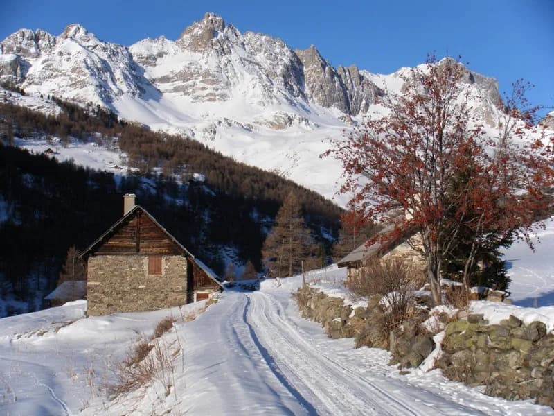 Photo de l'itinéraire De Névache au refuge des Drayères par la route enneigée.