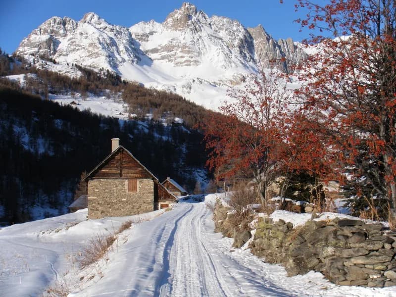 From Névache to Refuge des Drayères along the snow-covered road. — photo 2
